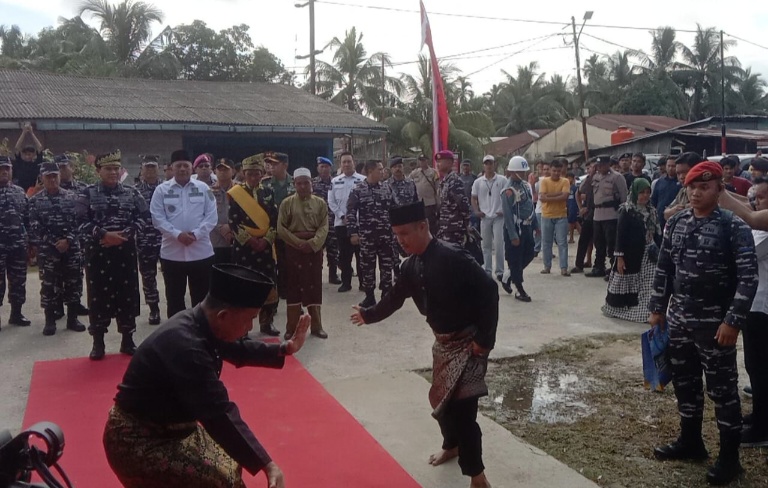 KASAL Disambut Ratusan Masyarakat Saat Bakti Sosial TNI AL di Pos Babinpotmar Perawang