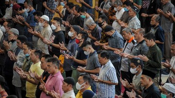 Ribuan Warga di Masjid Raya Bandung Gelar Salat Gaib untuk Eril