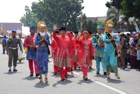 HM.Wardan Pimpin Langsung Pawai Ta'aruf MTQ ke-35 Provinsi Riau