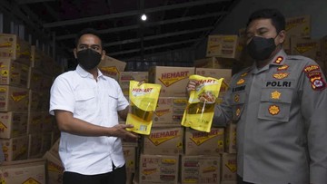 Polisi Ungkap Dugaan Penimbunan 24 Ton Minyak Goreng di Banten