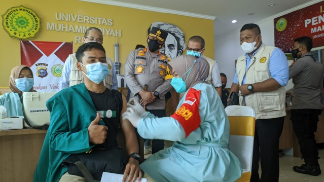 Persiapkan Pembelajaran Tatapmuka, UMRI Dan Polda Riau Vaksinasi 600 Mahasiswa