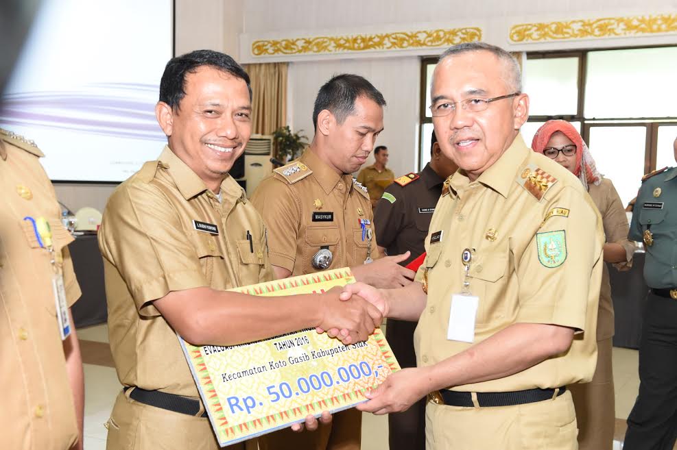 Rapat Kordinasi, Gubernur Riau Serahkan Bantuan ke Kecamatan