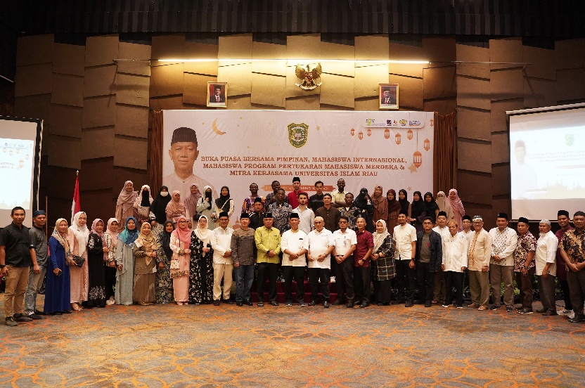 Dihadiri Puluhan Mahasiswa Internasional, Rektor UIR Buka Puasa Bersama JMSI Riau