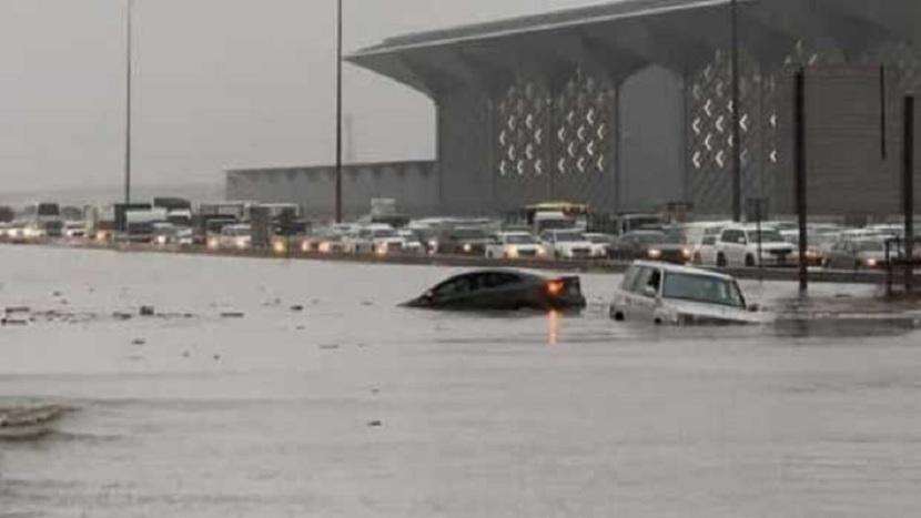 Kota Jeddah Banjir, Jalan Menuju Mekkah Tertutup Air, Bandara, Kampus dan Sekolah Tutup