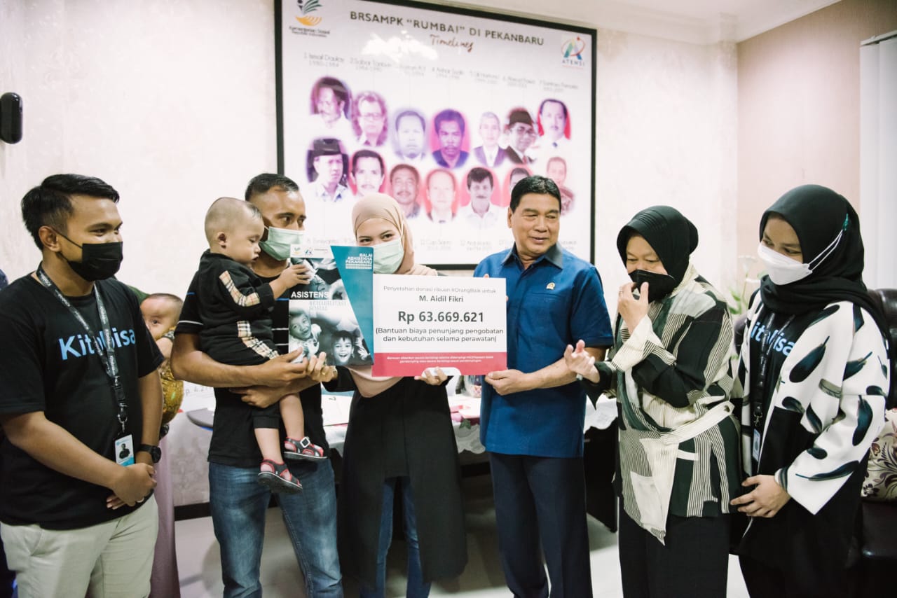 Achmad Ikut Serahkan Bantuan untuk Biaya Pengobatan Anak: Kami Ucapkan Terima Kasih