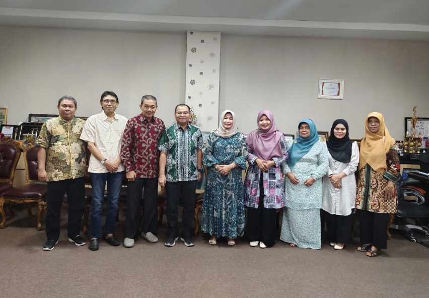 Ketua Dewan Pendidikan Riau Terima Kunjungan Yayasan SMA Handayani Pekanbaru