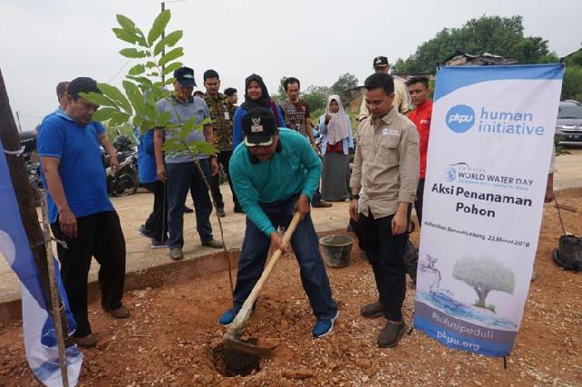 PKPU Riau Bersama Warga Tenayan Raya Tanam Seribu Pohon Peringati Hari Air Sedunia