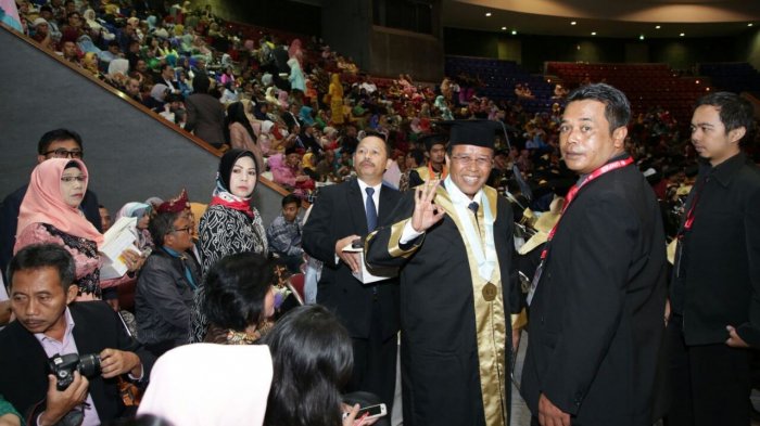 Mantan Ketua DPRD Riau 2 Periode Ini Jadi Wisudawan Terbaik di Unpas