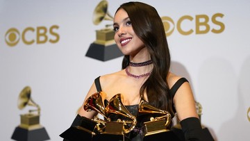 Olivia Rodrigo Tak Sengaja Jatuhkan Piala Grammy hingga Patah