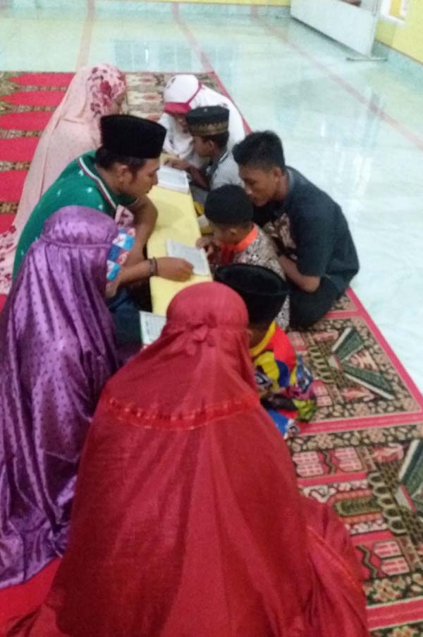 Mahasiswa Uin Suska Riau Laksanakan Program magrib  Mengaji dan Gotong Royong Mesjid