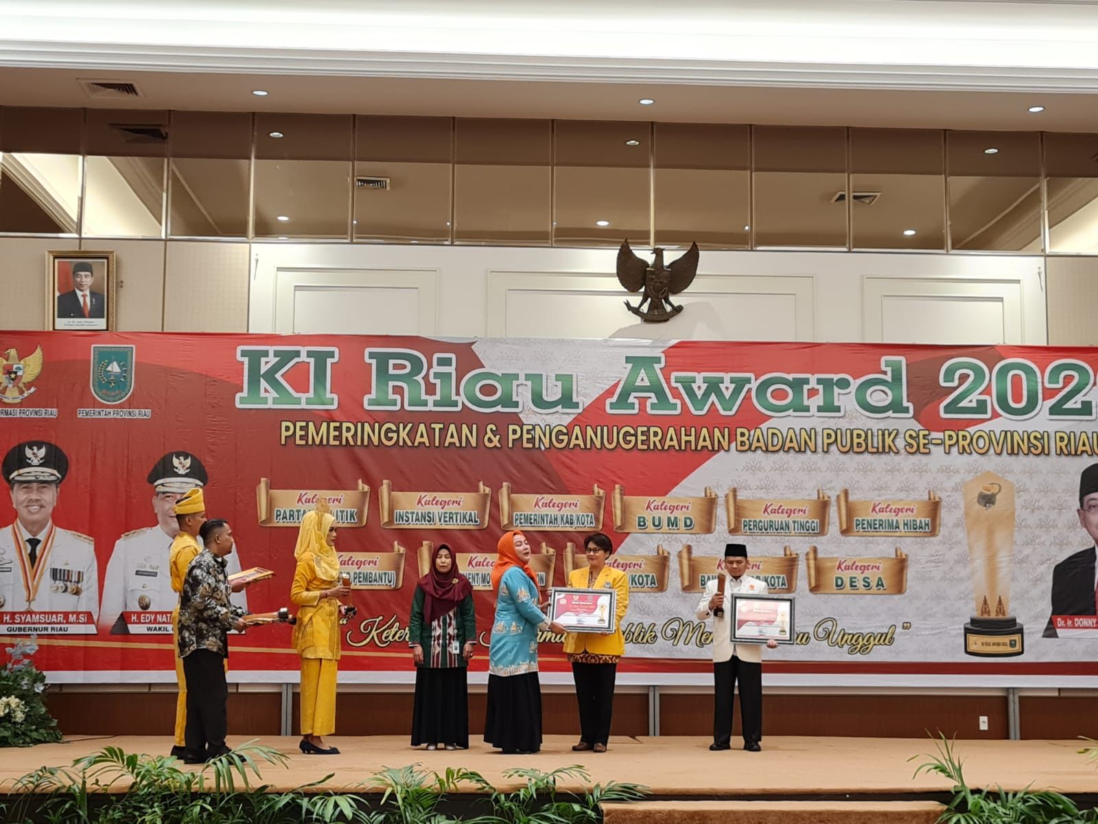 Transparansinya Diakui, PPID Golkar Riau Dapat Penghargaan dari KI