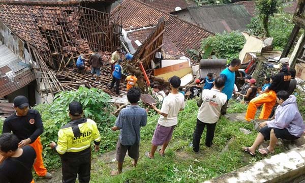 Akibat Hujan Deras, Tiga Rumah di Bogor Tersapu Longsor