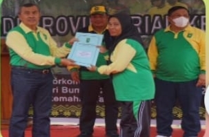 Gubernur Riau Serahkan Penghargaan Lingkungan Hidup Kepada Pihak yang Telah Menjadi Pahlawan Lingkun