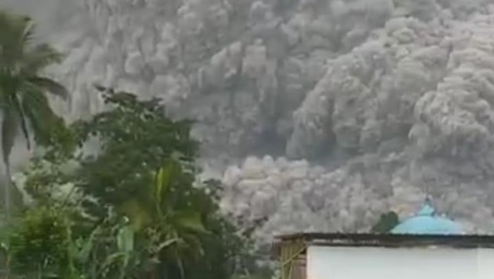 Badan Geologi: Awas Ancaman Lontaran Batu Pijar Gunung Semeru