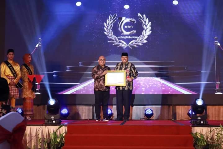 Bupati Alfedri Raih Penghargaan Kepala Daerah Terinovatif Dalam Ajang Cakaplah Award 2024