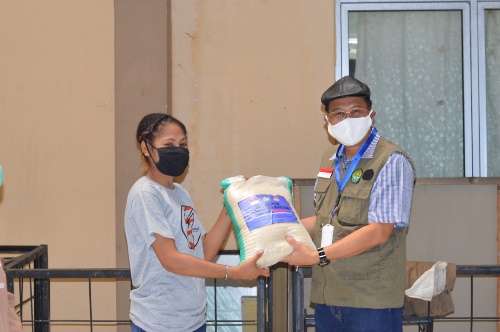 UNRI Serahkan 146 Paket  Bantuan Bahan Makanan Kepada Mahasiswa yang Membutuhkan