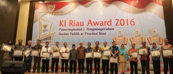 Gubri Hadiri KI Riau Award Tahun 2016