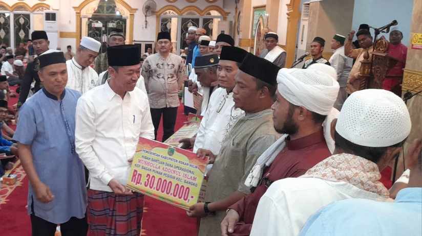 Beri Bantuan Kepada 25 Tempat Ibadah, Bupati Rohil Safari Ramadhan di Masjid Agung Al-Ikhlas