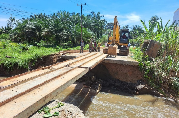 Jalan Putus di Bangun Purba, Rohul, Dinas PUPRPKPP Provinsi Riau Bangun Jembatan  Darurat