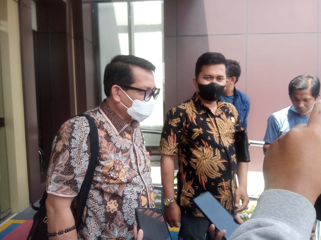 Makin Panas! Dekan Fisip UNRI Datangi Polda Riau, Siap Lapor Balik Mahasiswi 