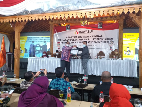 Bawaslu Riau Raih Penghargaan Upload Siswalu Terbaik Nasional Tahun 2020.