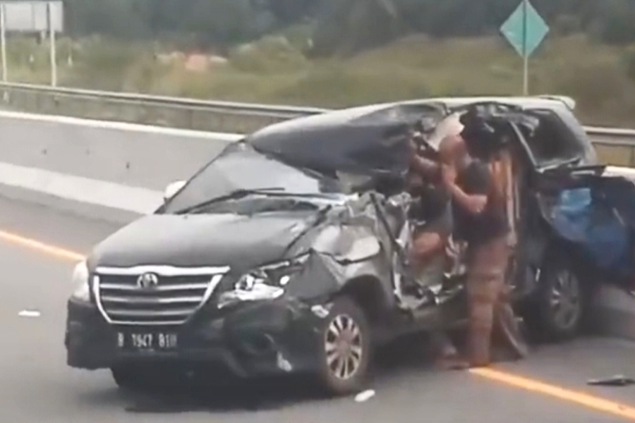 Kecelakaan di Tol Pekanbaru-Dumai, Pengendara Mobil Inova Tabrak Truk