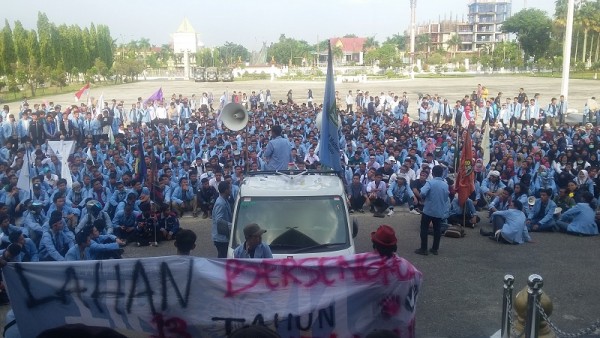 Ratusan Mahasiswa UNRI Gelar Unjuk Rasa di Kantor Gubernur Riau