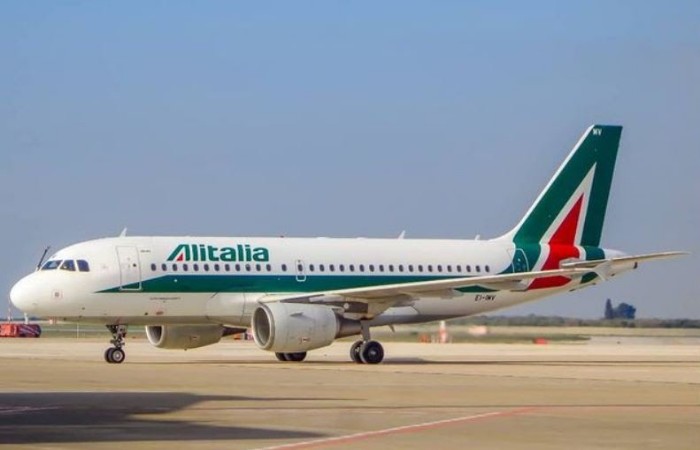 Maskapai Alitalia Bangkrut, Pramugari Aksi Lepas Baju