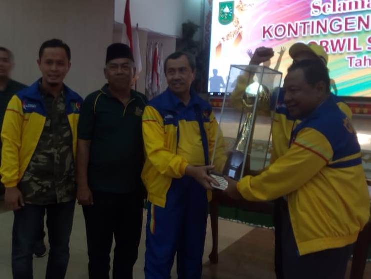 Tim Porwil Riau Juara Umum Ketua Komisi V dan Gubri, Terima Piala dari Atlet