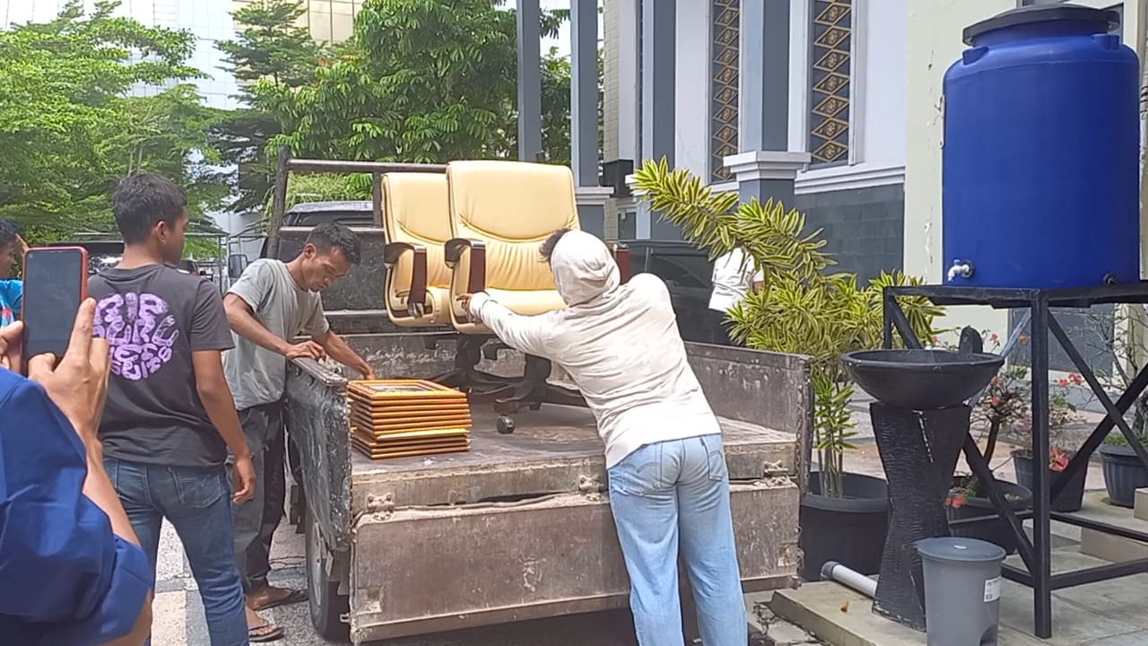 Lagi, Vendor Tarik Barang dari Kantor DPRD Kota Pekanbaru