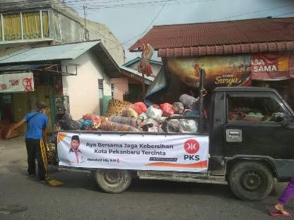 Ketua DPRD Pekanbaru Turunkan Tim Angkut Sampah yang Menumpuk