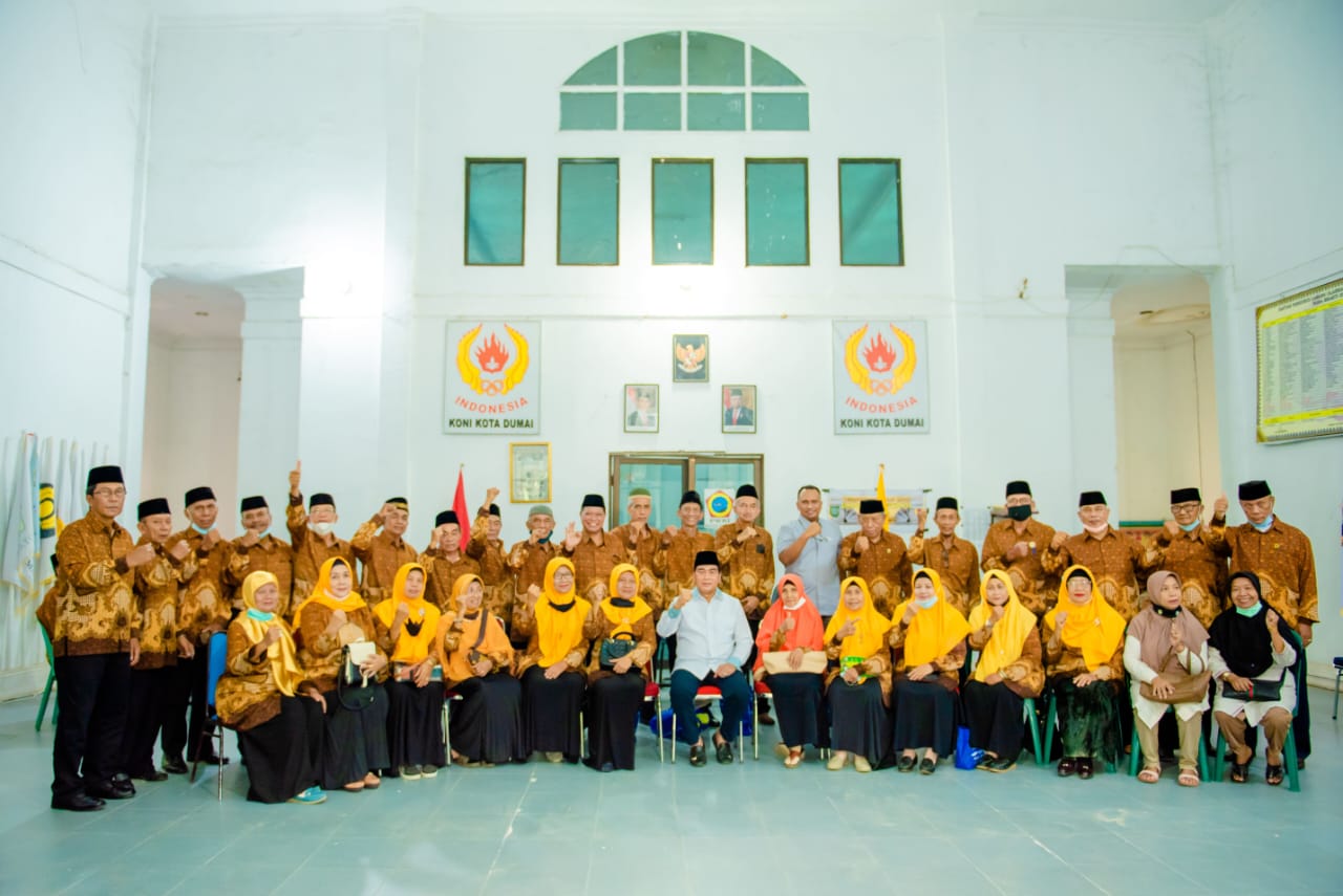 Silaturahim Dengan PWRI Dumai, Anggota DPR Achmad Berikan Bantuan Sembako