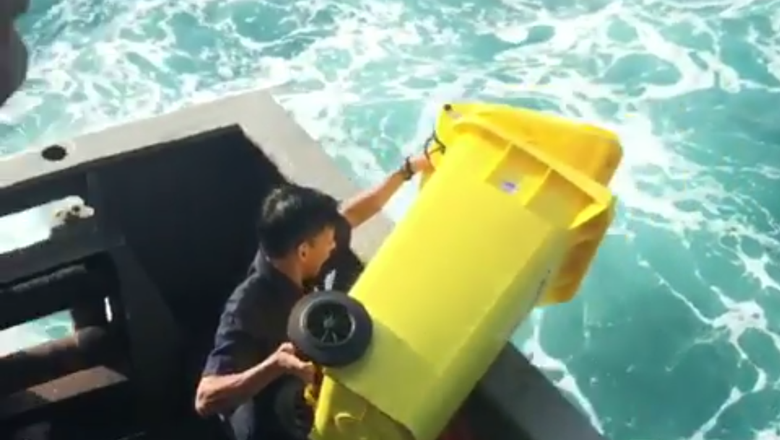 Viral Video Petugas Kapal Buang Sampah ke Laut, Pelni Minta Maaf