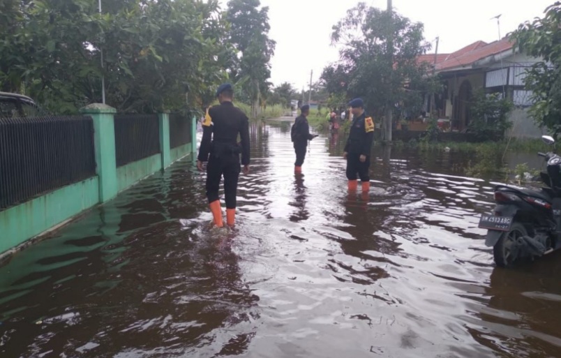 Dansat Brimob Polda Riau Perintahkan Anggota Pantau Banjir