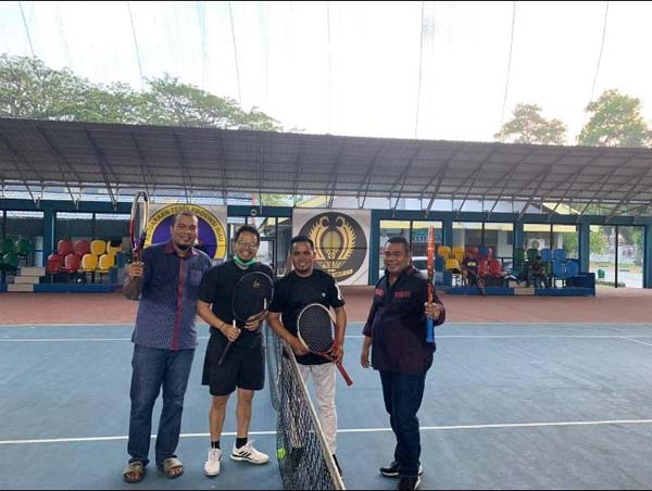 Empat Pimpinan di DPRD Riau Jajal Lapangan Indoor Tenis Pelti
