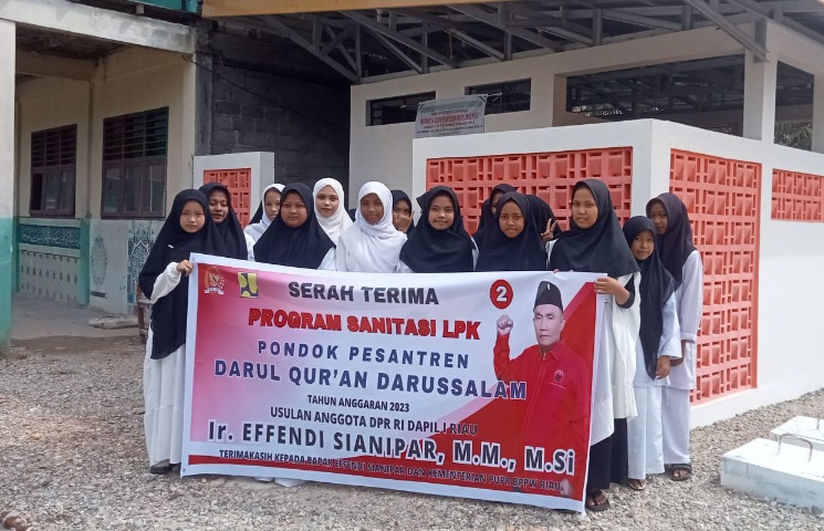 Effendi Sianipar Salurkan Bantuan Pembangunan Sanitasi Ponpes Darul Quran Darussalam di Rohul
