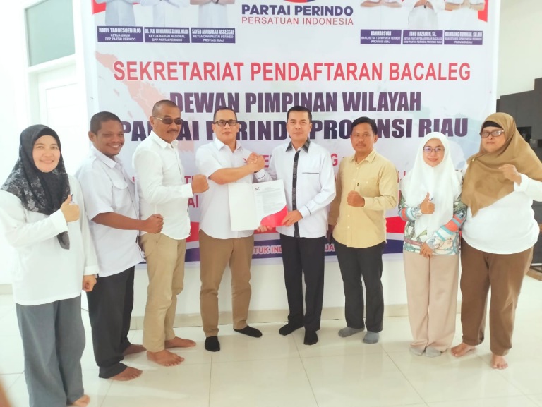 Ketua DPW Riau Serahkan SK Pengurus DPD Perindo Kota Pekanbaru