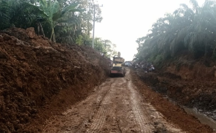 Pemprov Riau Turunkan 4 Alat Berat Benahi Jalan di Batang Cenaku Yang Rusak Berlumpur