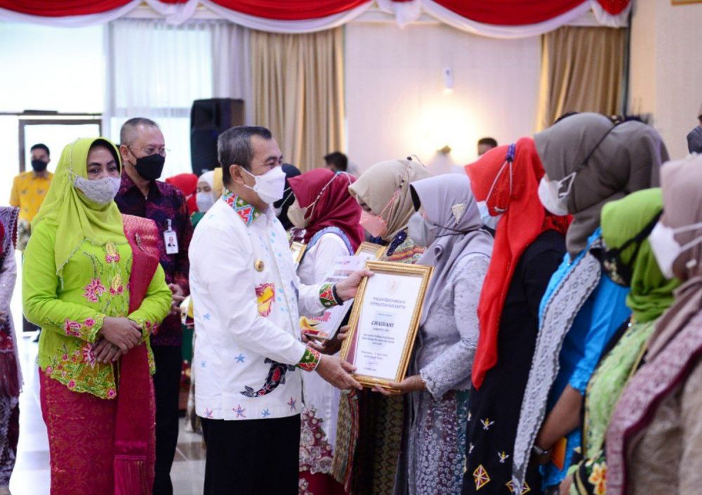 Gubri Syamsuar Serahkan Penghargaan untuk 12 Wanita Hebat Riau