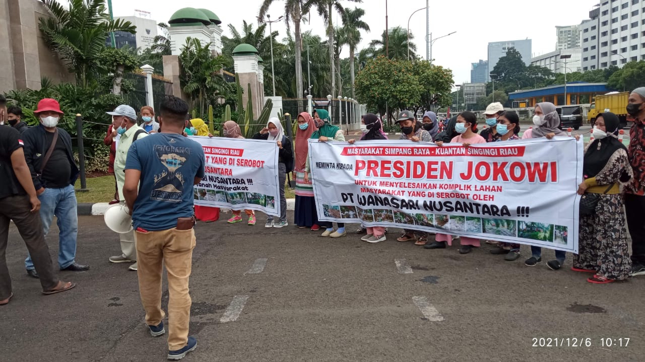 Warga Kuansing Demo Minta Bantu ke Jokowi