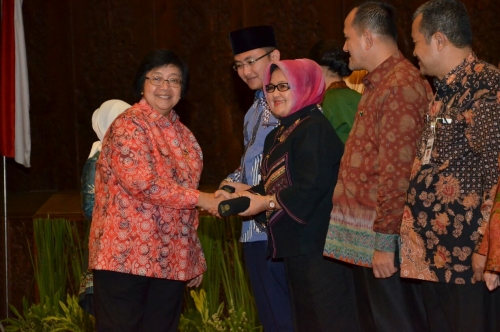 Gubernur Riau Terima Penghargaan Menteri LHK