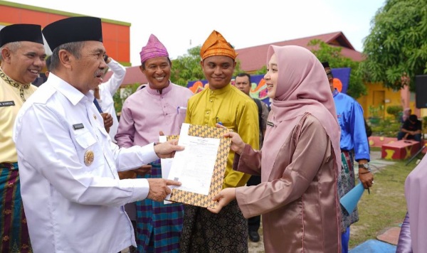 Serahkan 715 SK PPPK Guru di Bengkalis, Gubernur Syamsuar Pesan Selalu Tingkatkan Kualitas