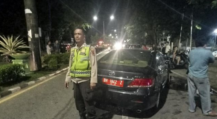 Mobil Dinas Sekretariat DPRD Jambi Tabrakan, Ada Sosok Wanita Tanpa Busana