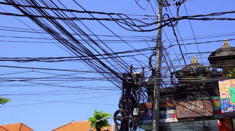 Kabel dan Tiang Telekomunikasi Semrawut, DPRD Pekanbaru Tegaskan Ulang Agar Satpol PP Kota Tertibkan