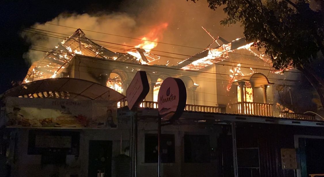 Sebuah Rumah dan Cafe di Jalan Sumatera Hangus Terbakar, Karyawan: Api Dari Atap Rumah