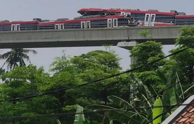 Detik-detik LRT Tabrakan di Cibubur, Warga Dengar Dentuman Besar