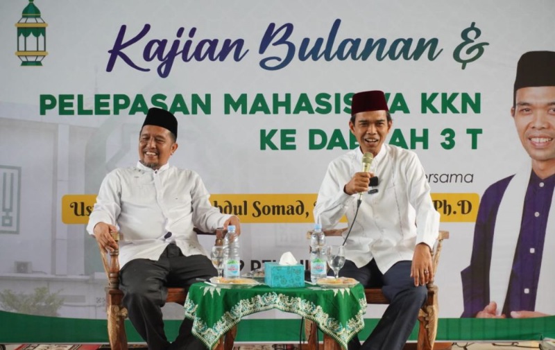 Ustaz Abdul Somad Lepas 52 Mahasiswa KKN Umri ke Suku Talang Mamak