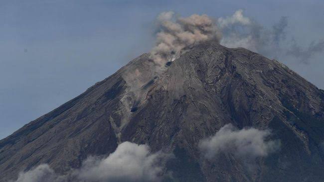 Waspada,  Gunung Semeru Alami Enam Kali Gempa Guguran Pagi Ini