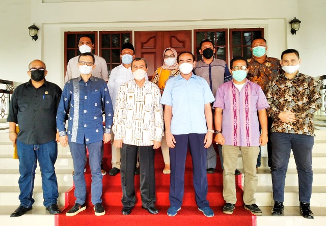 Audiensi ke Gubernur Riau, Pengurus IKA Unri Laporkan Acara Pelantikan 28 Agustus