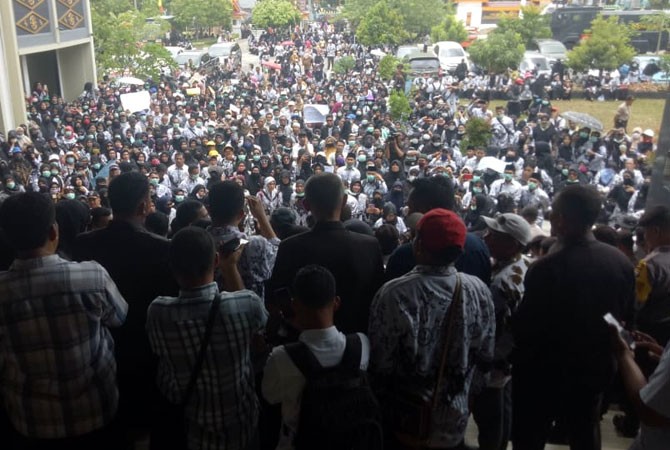 Seribuan Guru Mengadu ke DPRD Pekanbaru